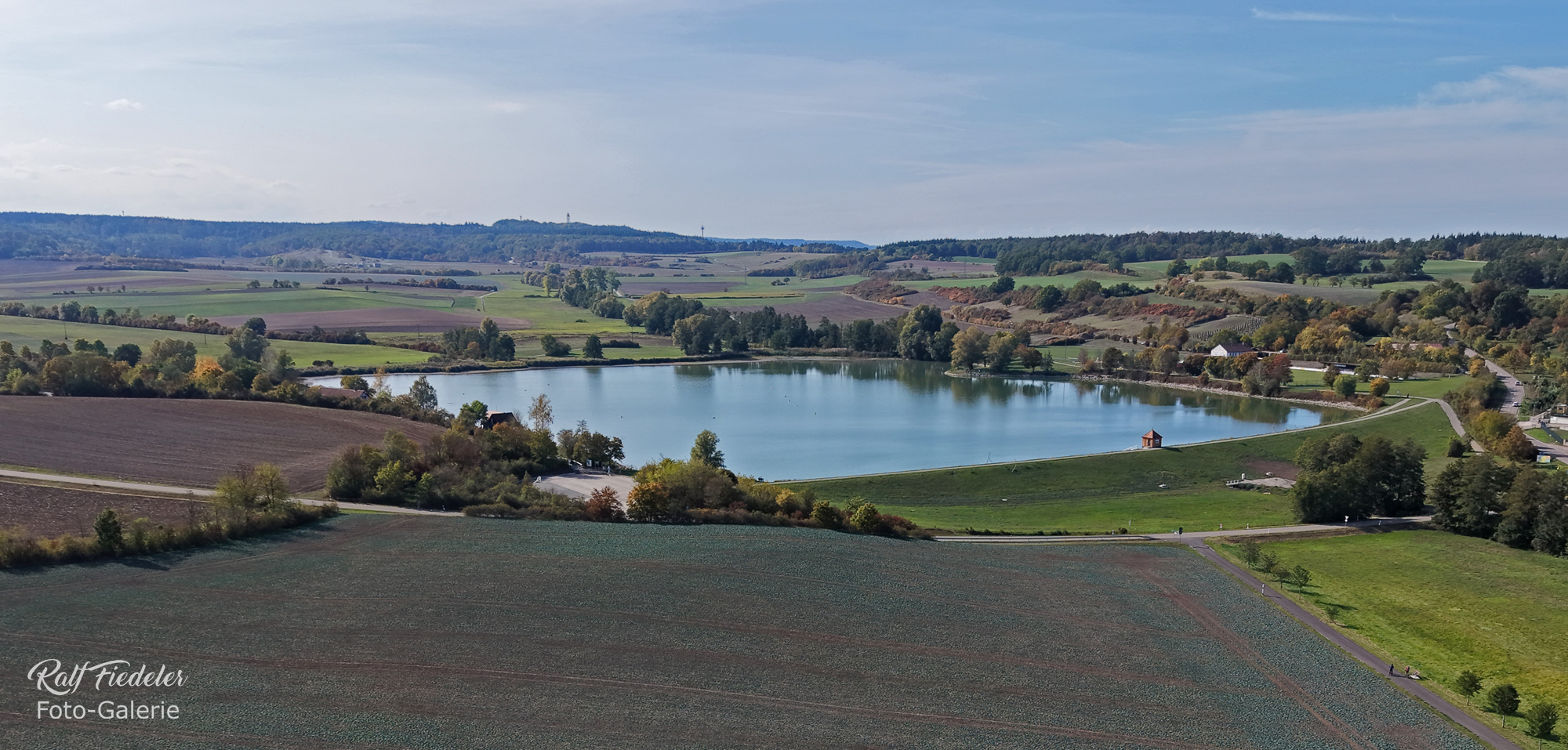 Drohnenfoto vom Oberzenner See im Gegenlicht