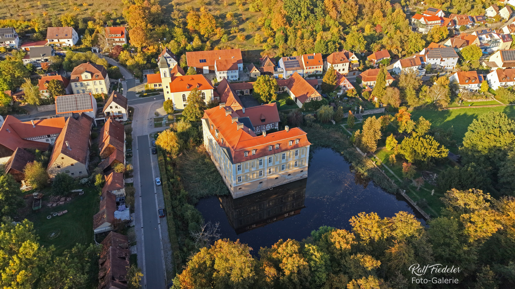 Drohnenfoto vom Schloss Rügland südlich vom Wald aus etwas näher und schräg von oben