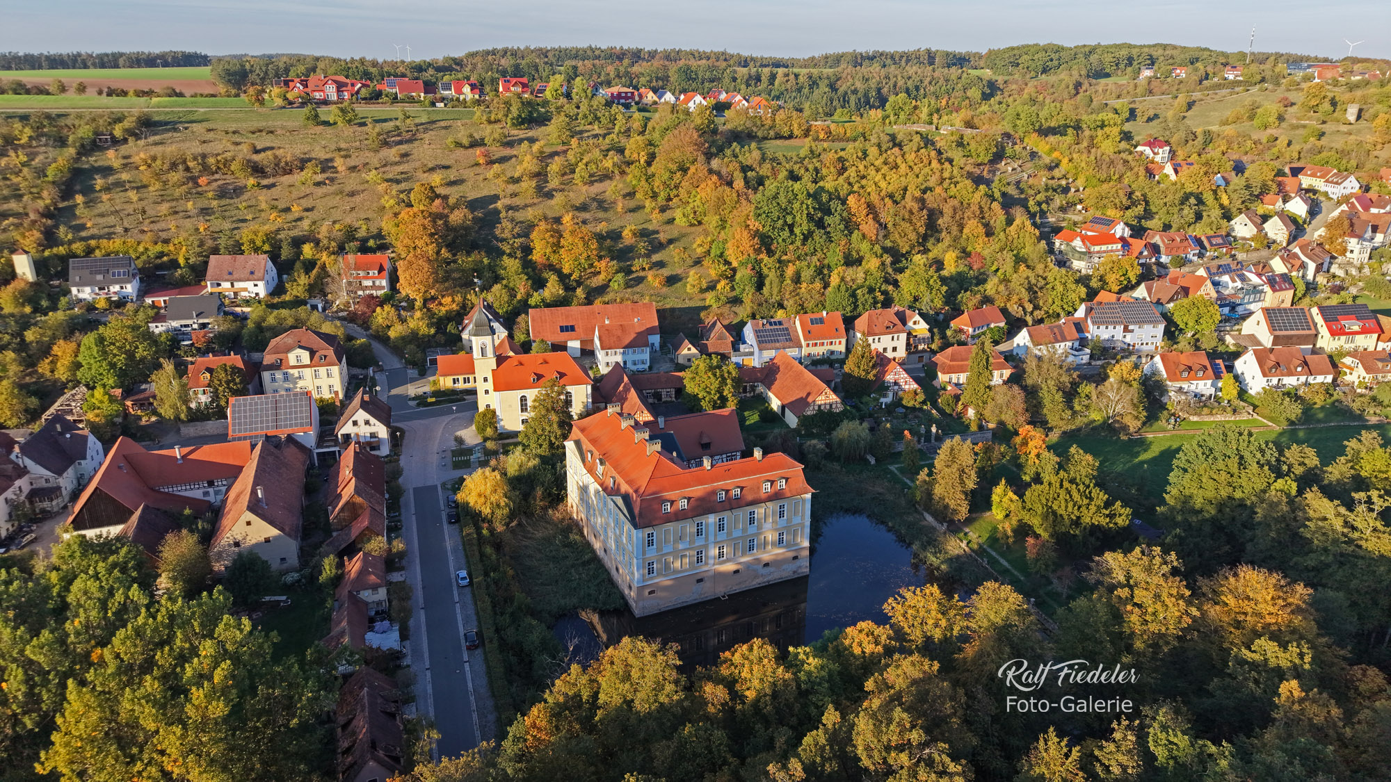 Drohnenfoto vom Schloss Rügland und Ort südlich vom Wald aus